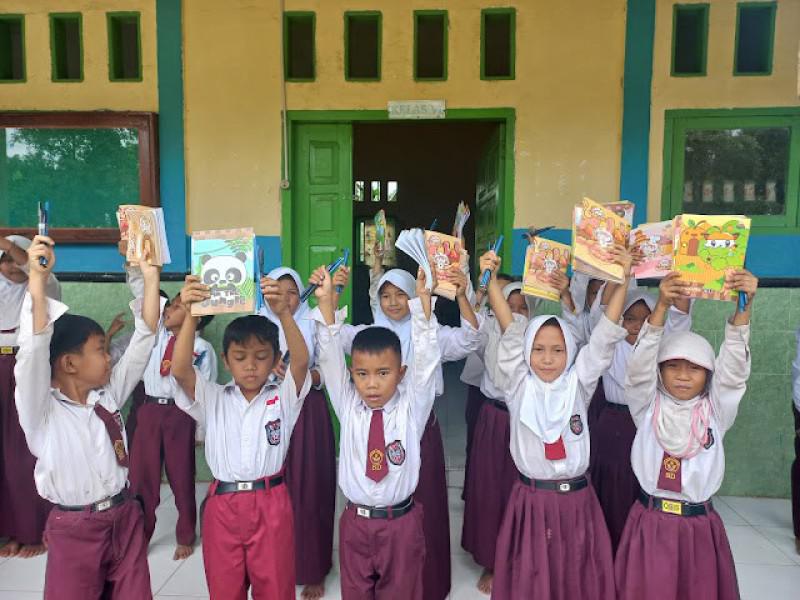 Penyerahan Bantuan ATK Untuk Siswa SDN 38 Desa Penembang oleh Pemerintah Desa Penembang